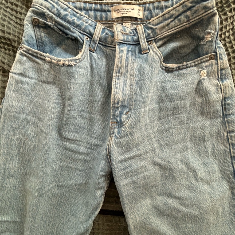 abercrombie and fitch curve love jeans. 90s high rise relaxed. size 26